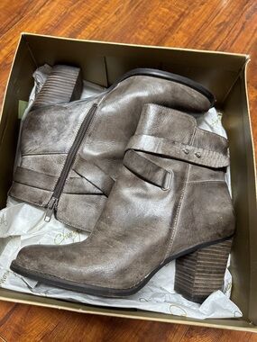 Arturo Chiang Gray Taupe Leather Ankle Booties with Stacked Heel